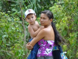 Amazonas Mutter mit Kind