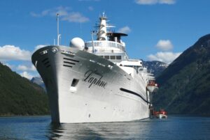Leinen Los Kreuzfahrten MS Daphne im Fjord