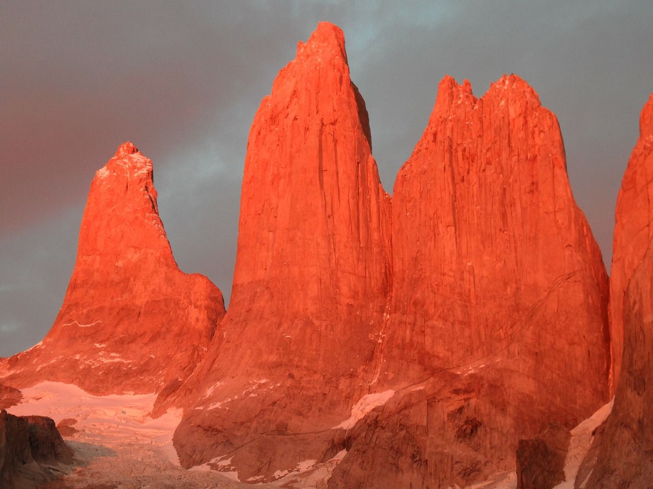 Die zerklüfteten Felsen des "Torres del Paine" besitzen einer Ruf der tausend Farben und tausen Stimmen, die deutlich werden wenn die Sonne sich senkt und der Wind sich erhebt!