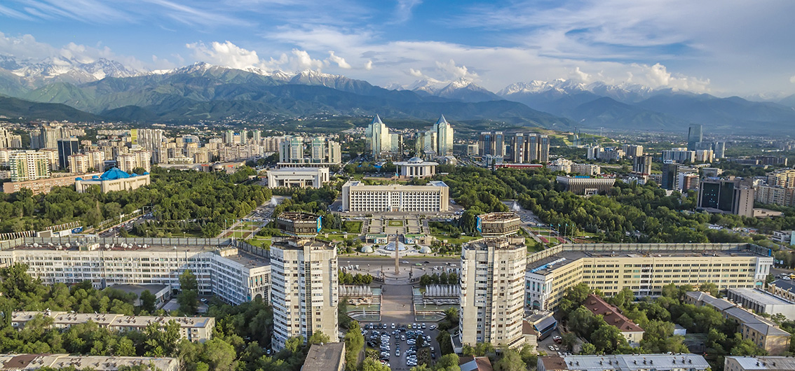 Almaty am Fuße des Alatau-Gebirges, Kirgistan.