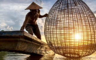fischer auf dem morgendlichen mekong credit sirisakboakaew stockadobecom