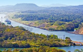 ozeanriesen im panama kanal credit hstiver stock.adobe .com