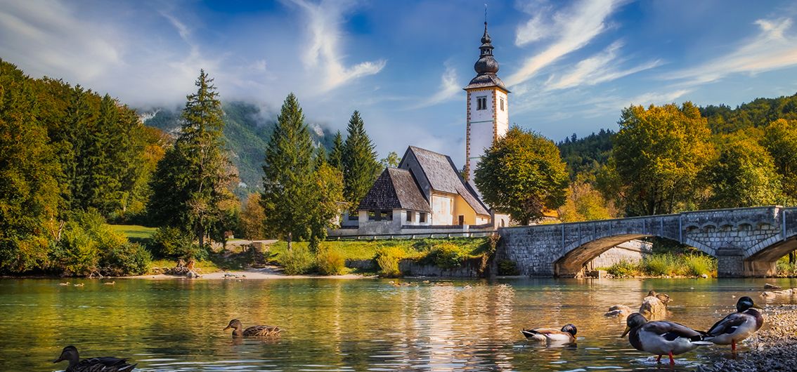 Belvelo_Slowenien-E-Bike-Reise-Lake-Bohinj-church