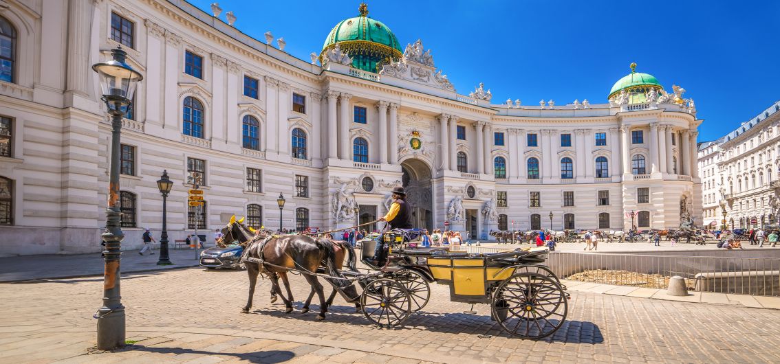 Great-European-Express_Fiaker-vor-der-Alten-Hofburg-in-Wien