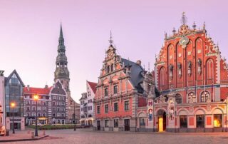 rathaus und st. peter kirche in der altstadt von riga ints stock.adobe .com