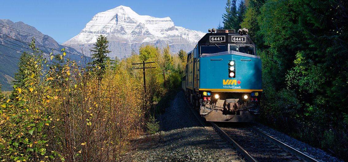 Sie fahren mit dem Zug The Skeena durch West-Kanada