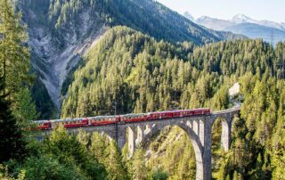 bernina express auf dem wiesner viadukt bei graubuenden 130 credit andrea badrutt