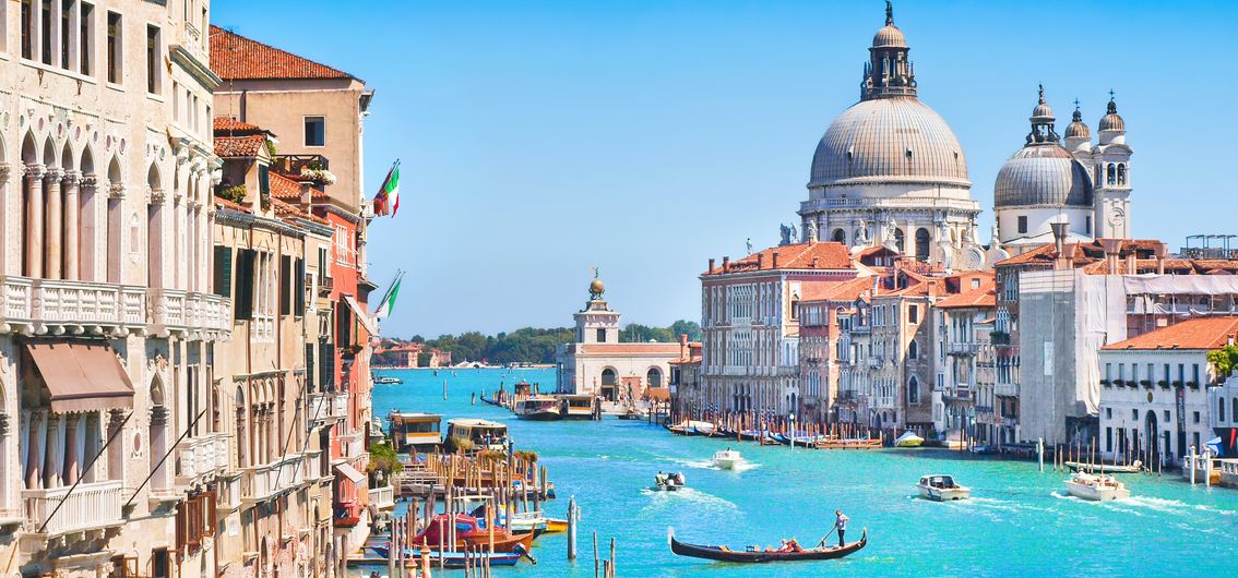 Italien - Canal Grande und die Kirche Santa Maria della Salute in Venedig