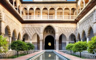 Reisen 3 der mittelalterliche koenigspalast alc zar in sevilla credit massimo santi stock.adobe .com