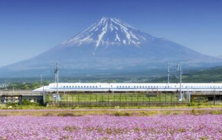 Reisen 5 der shinkansen express am fusse des fuji yayoicho fotolia x 1