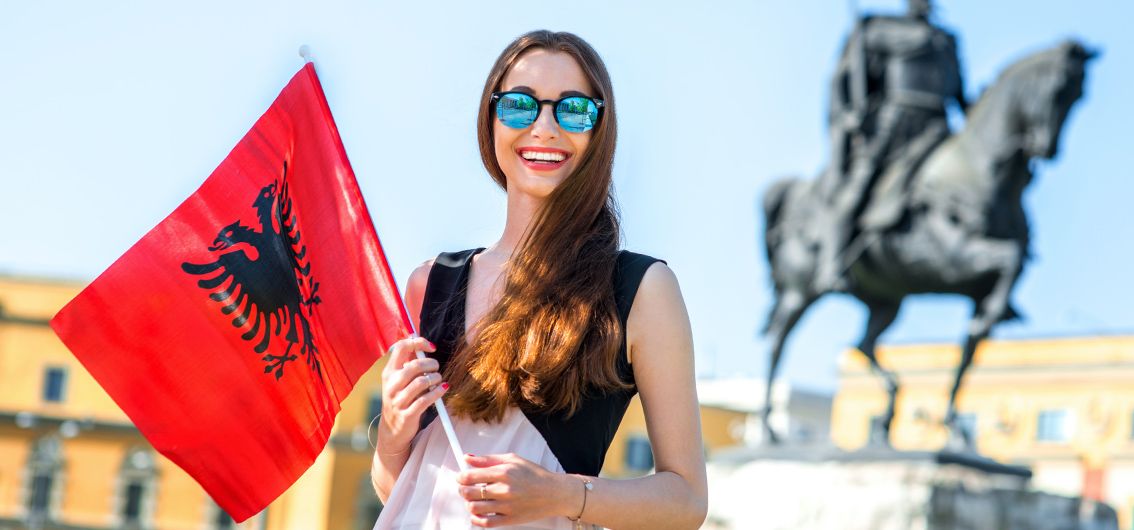 Albanien - Frau in Tirana