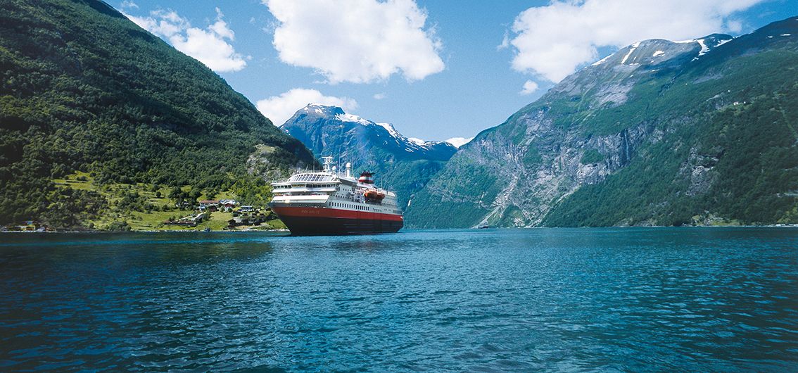 Mit Hurtigruten durch die Inselwelt der Lofoten