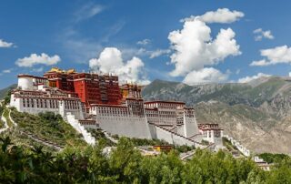 tibet der riesige potala palast auf dem mar po ri berg 020 credit chris redan stock.adobe .com