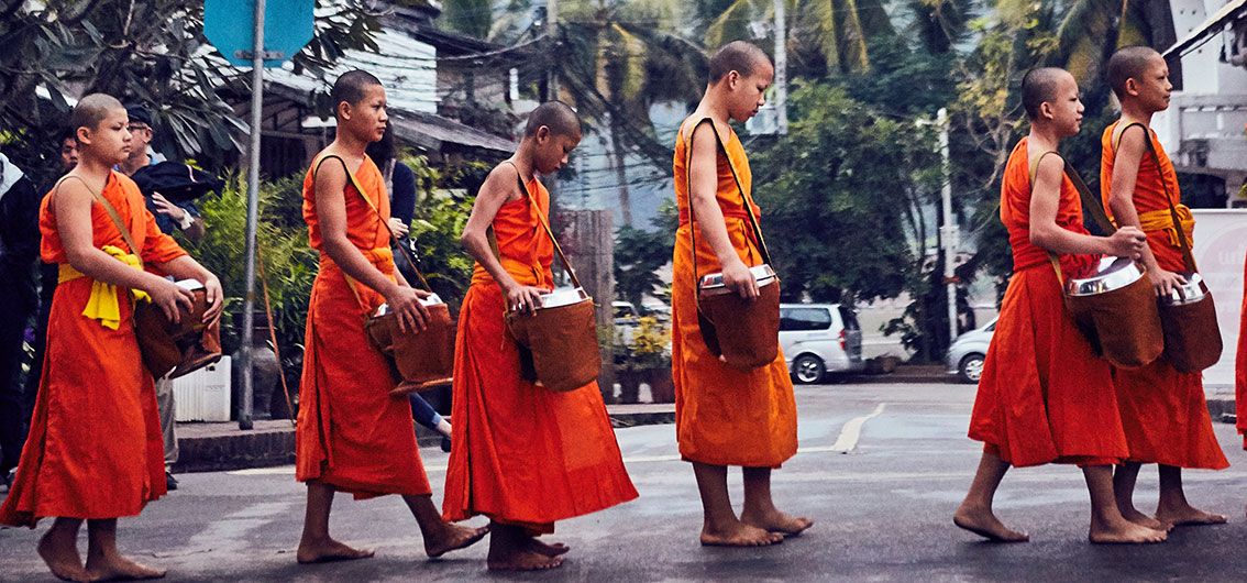 Almosen-Gang in Luang Prabang, Laos