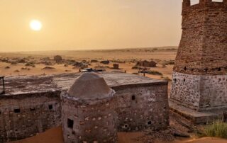 sonnenuntergang ueber der antiken stadt chinguetti in der sahara credit pop gino stock adobe com 1134x530