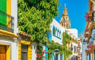juedisches viertel in cordoba mit dem glockenturm der moschee kathedrale credit e55evu stock adobe com 1134x530