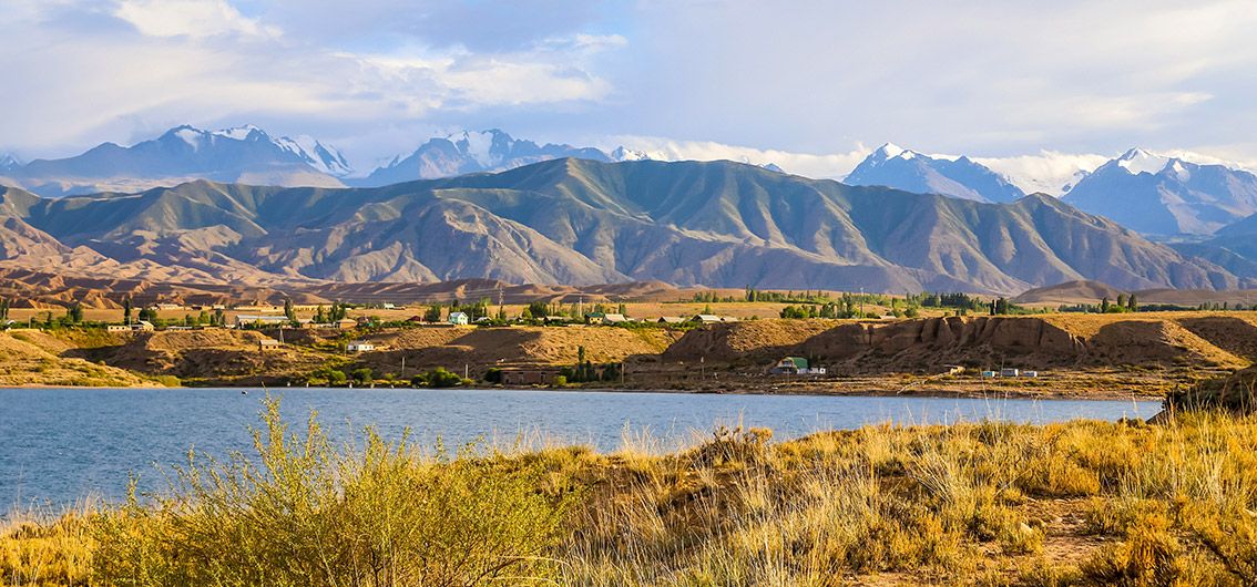 Kirgistan-Bergpanorama-am-Issykkul-See
