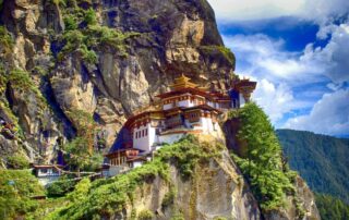 Reisen 7 buddhistisches kloster taktshang das tigernest credit nyiragongo stock adobe com