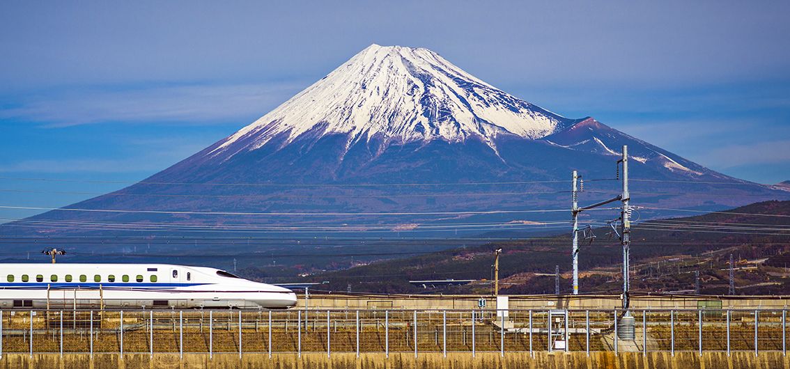 Der-Shinkansen-Express-am-Fuße-des-Fuji
