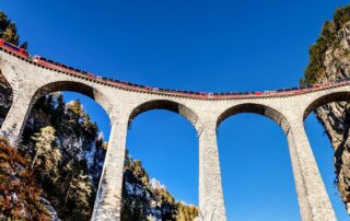 Reisen 2 der bernina express auf dem landwasserviadukt credit rhaetische bahn andrea badrutt