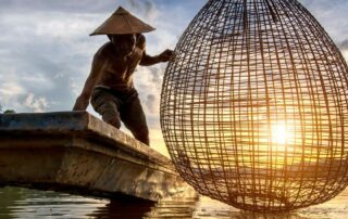 Reisen 7 fischer auf dem morgendlichen mekong credit sirisakboakaew stockadobecom