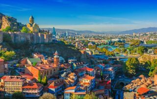 Reisen 6 georgien blick ueber tbilissi credit monticellllo stock adobe com