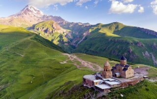 Reisen 7 georgien dreifaligkeitskirche vor dem kasbek dmytrokos stock adobe com