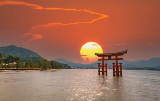Reisen 7 miyajima torii im sonnenuntergang credit f c g stock adobe com 1134x530