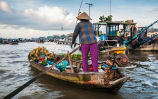 schwimmender markt in vietnam filmlandscape fotolia x