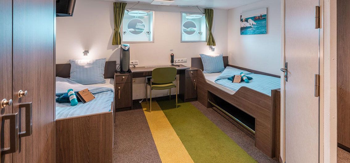 2-Bett-Kabine mit Bullauge