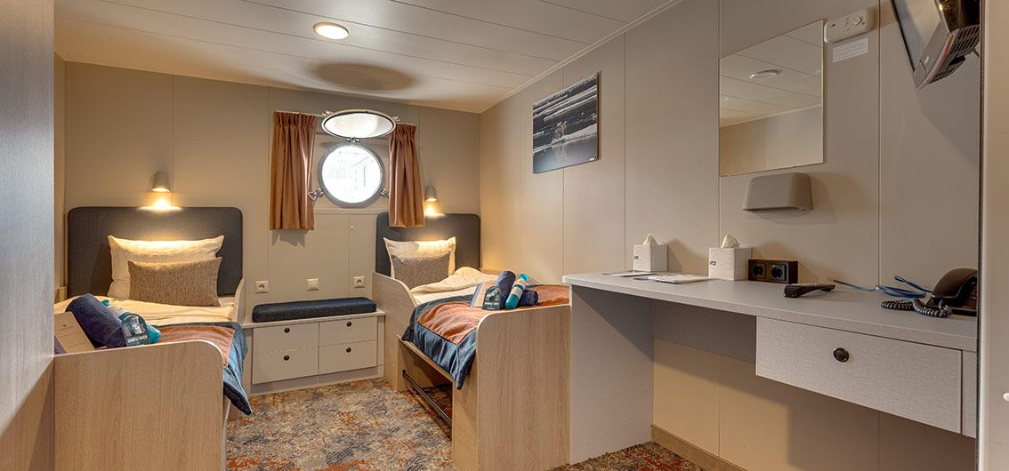 2-Bett-Kabine mit Bullauge