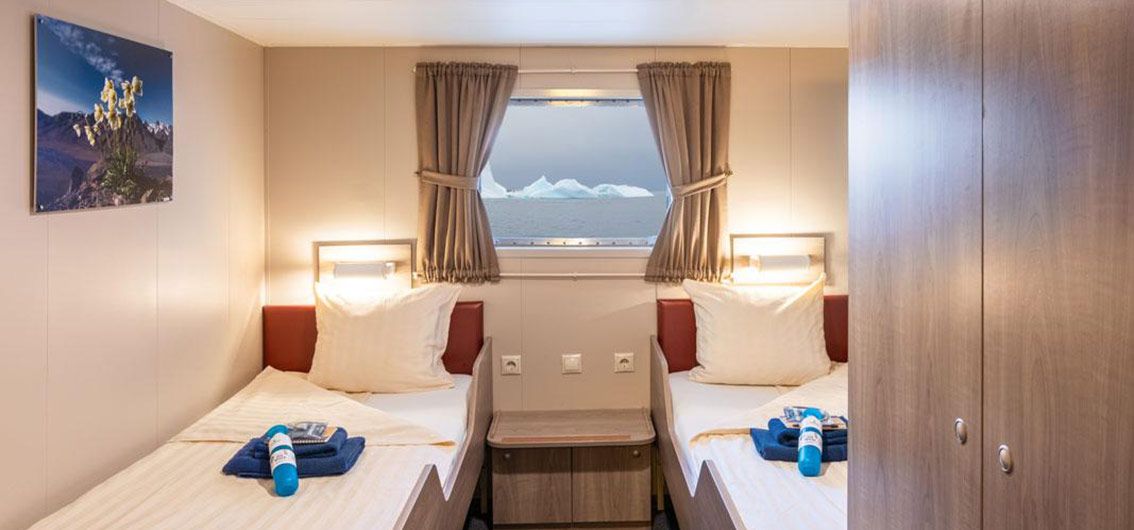 2-Bett-Kabine mit Fenster